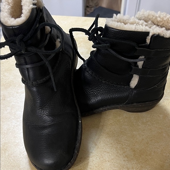 UGG Caspia Ankle Boots Womens 7 Black Leather Sheepskin Lined - Picture 2 of 9